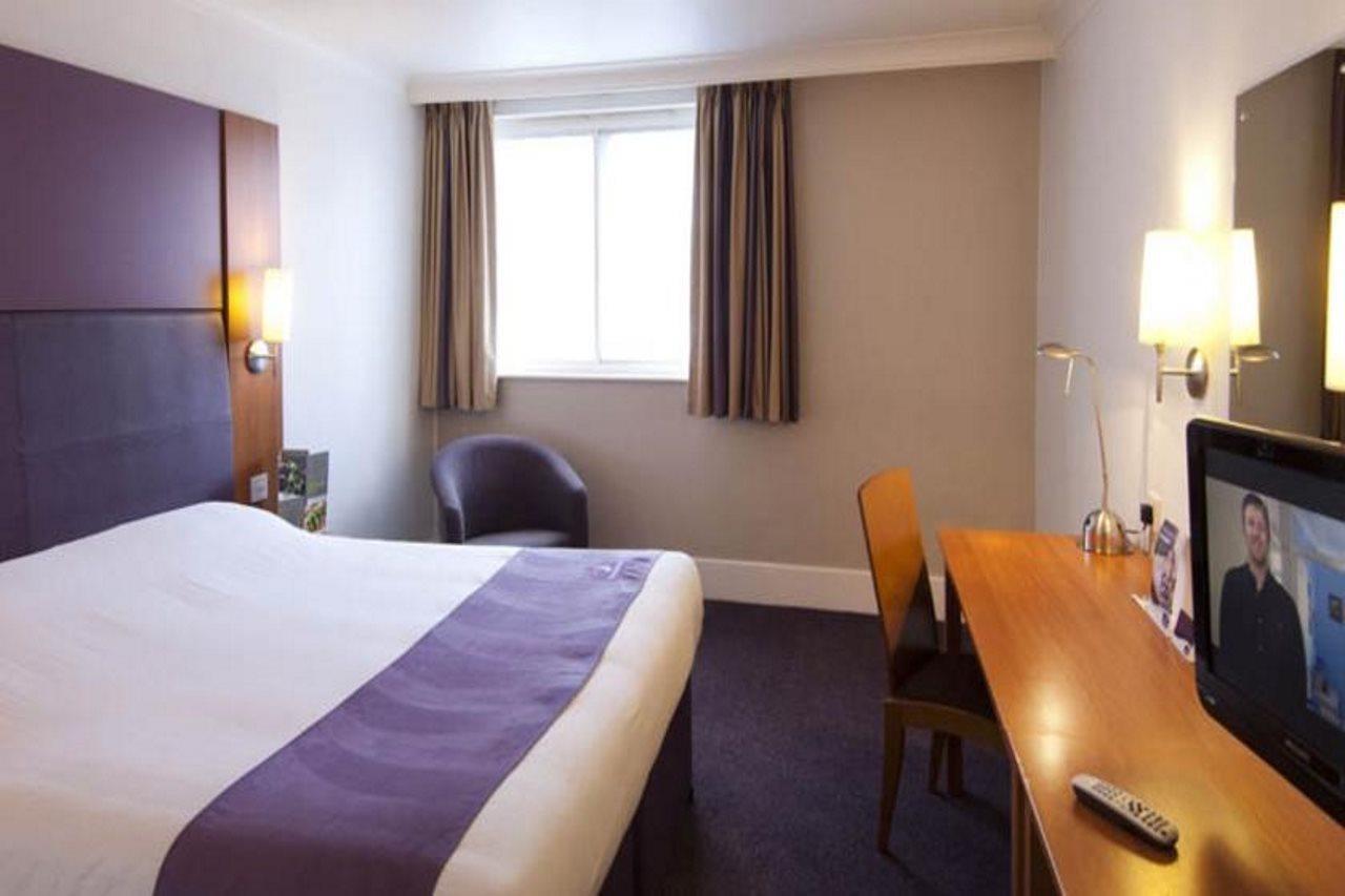 Premier Inn Milton Keynes Central Exterior foto